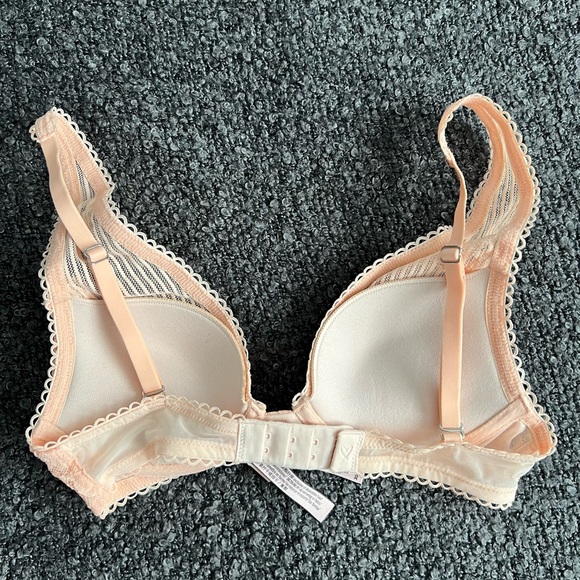 NWT Victoria’s Secret Lace-Trim Bra - Picture 2 of 3